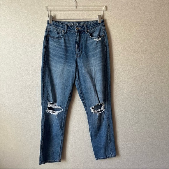 American Eagle Knee Distressed Light Wash Mom Jean Size 6 - Picture 1 of 7